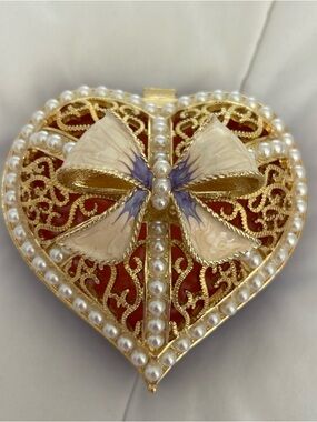 Heart Shaped Trinket Jewelry Box with Faux Pearls Gold Filigree and Bow NEW